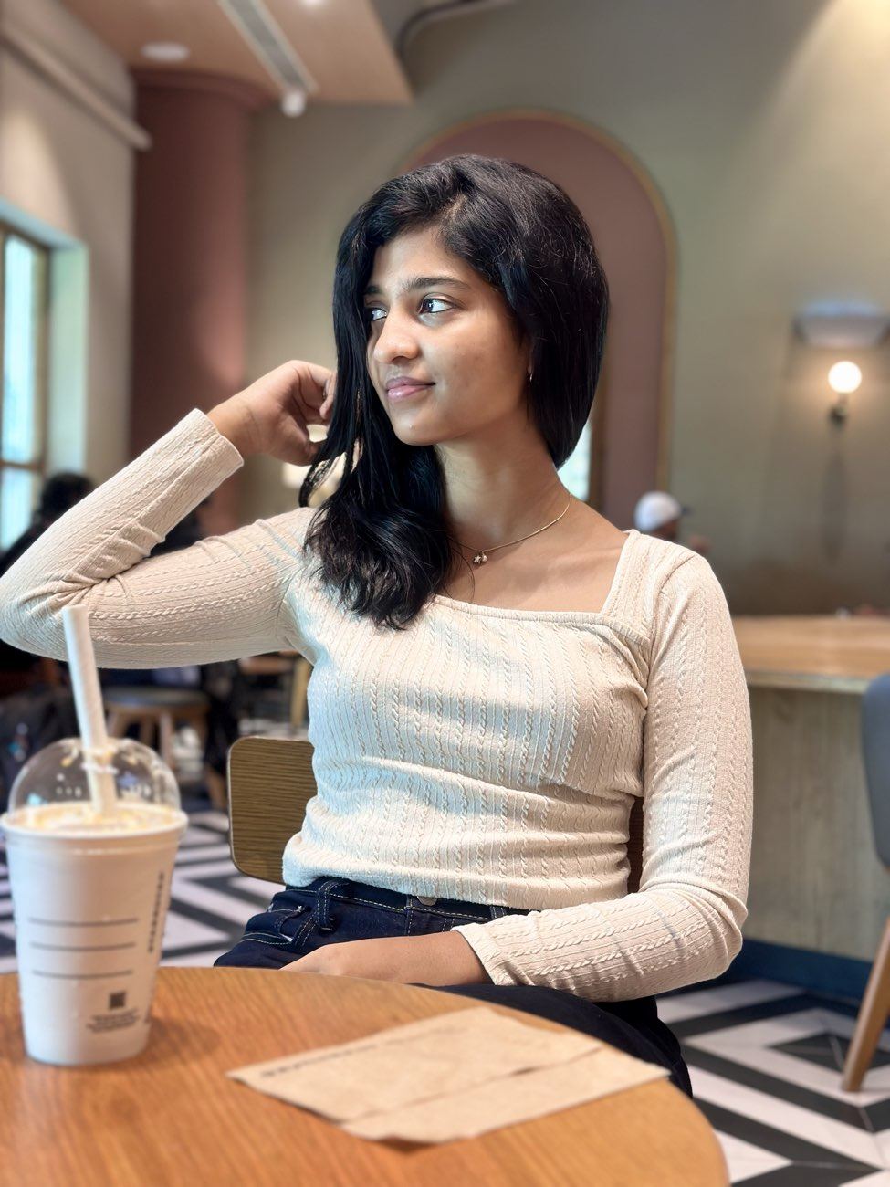 Cafe portrait in cream knit